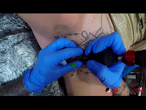 ❤️ Extrem tattooed Hottie Sully Savage krut en Tattoo op hirem Klitoris ❌ Anal Porno bei eis